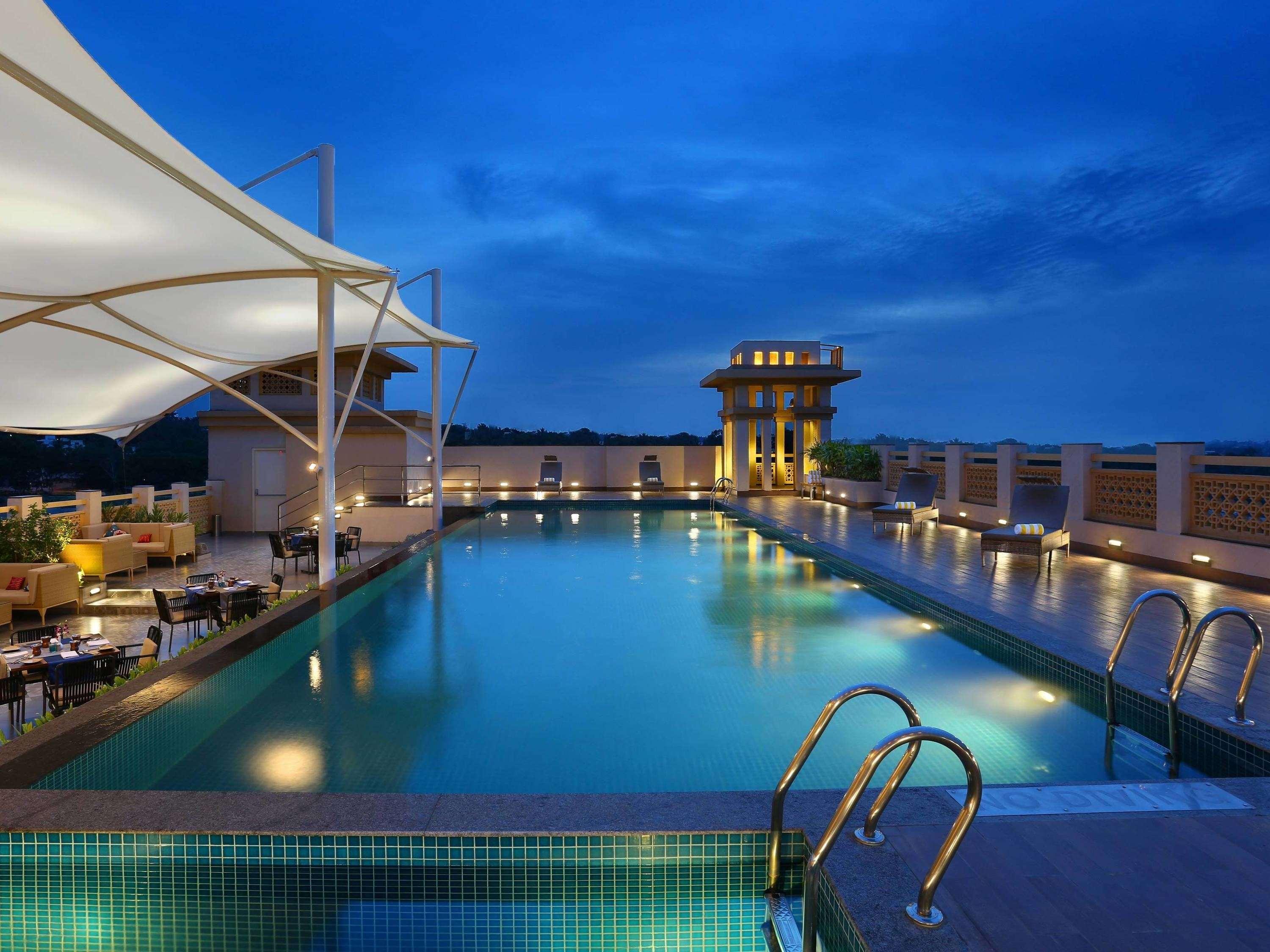 Grand Mercure Mysore - An Accor Brand Eksteriør billede The swimming pool at the hotel